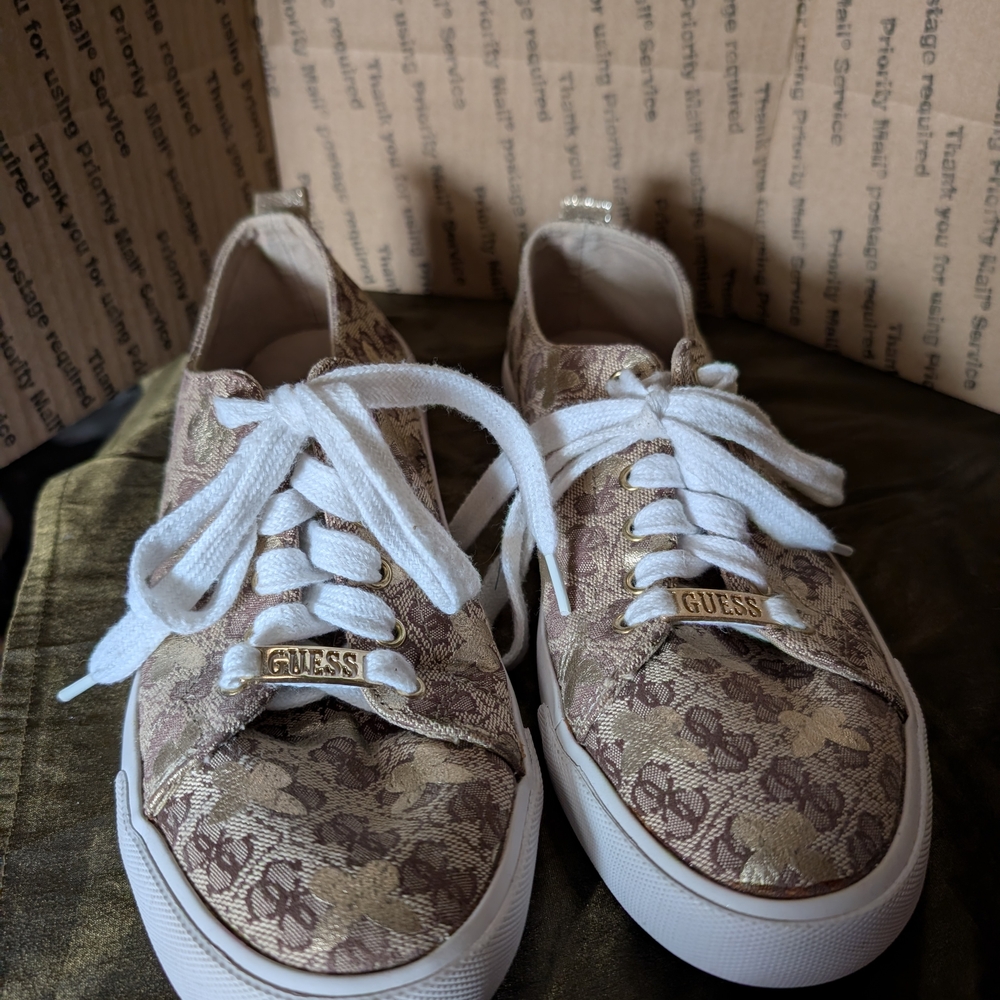 GUESS Women's Tan and Gold Patterned Sneakers